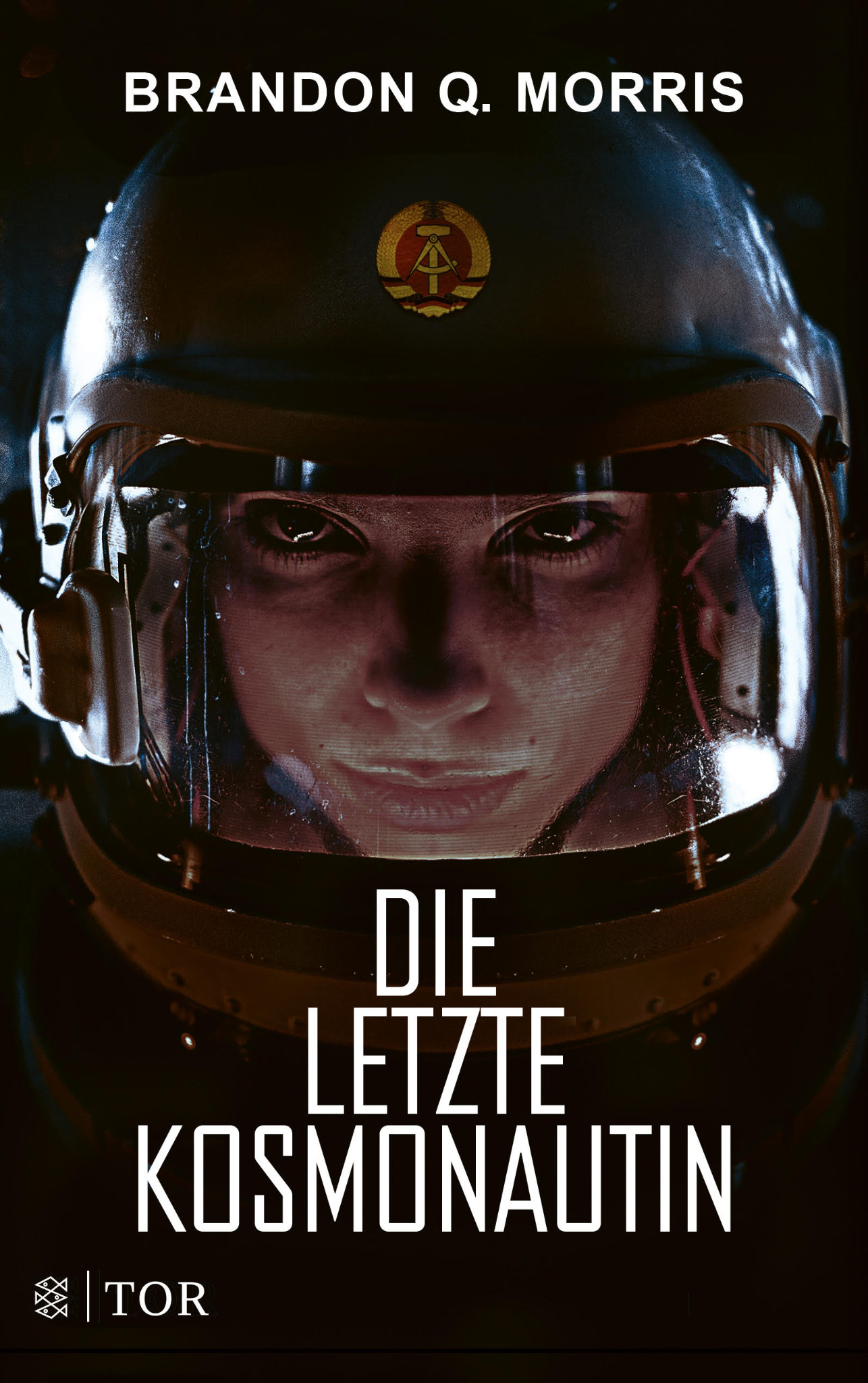 Cover des Buches Die letzte Kosmonautin von Brandon Q. Morris. Es zeigt ein Porträt in Nahaufnahme eines Gesichts einer Frau, die einen Austronautenhelm trägt, und ernst den Betrachter fixiert. Auf dem Helm ist das Wappen der DDR mit Hammer und Zirkel zu sehen. 